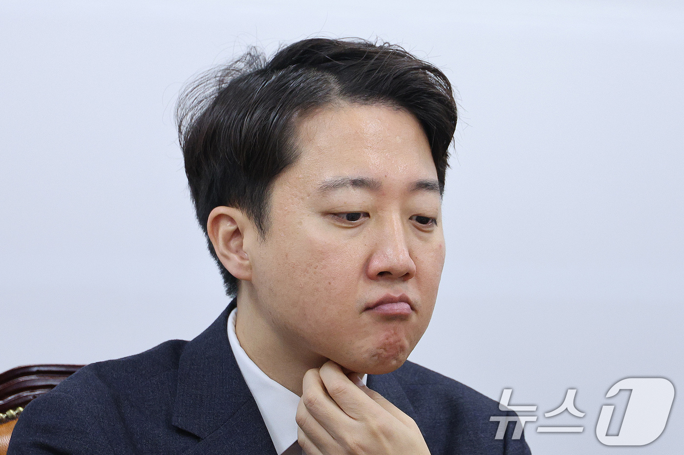 (서울=뉴스1) 신웅수 기자 = 이준석 개혁신당 대표가 15일 서울 여의도 국회에서 열린 최고위원회의에서 생각에 잠겨 있다. 2025.12.15/뉴스1