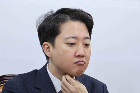 최고위원회의 참석하는 이준석