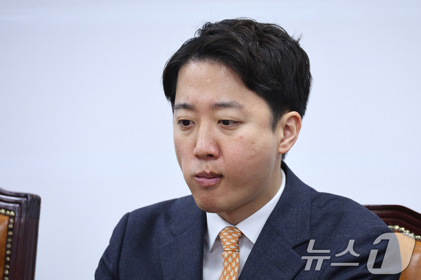 (서울=뉴스1) 신웅수 기자 = 이준석 개혁신당 대표가 15일 서울 여의도 국회에서 열린 최고위원회의에서 생각에 잠겨 있다. 2025.12.15/뉴스1