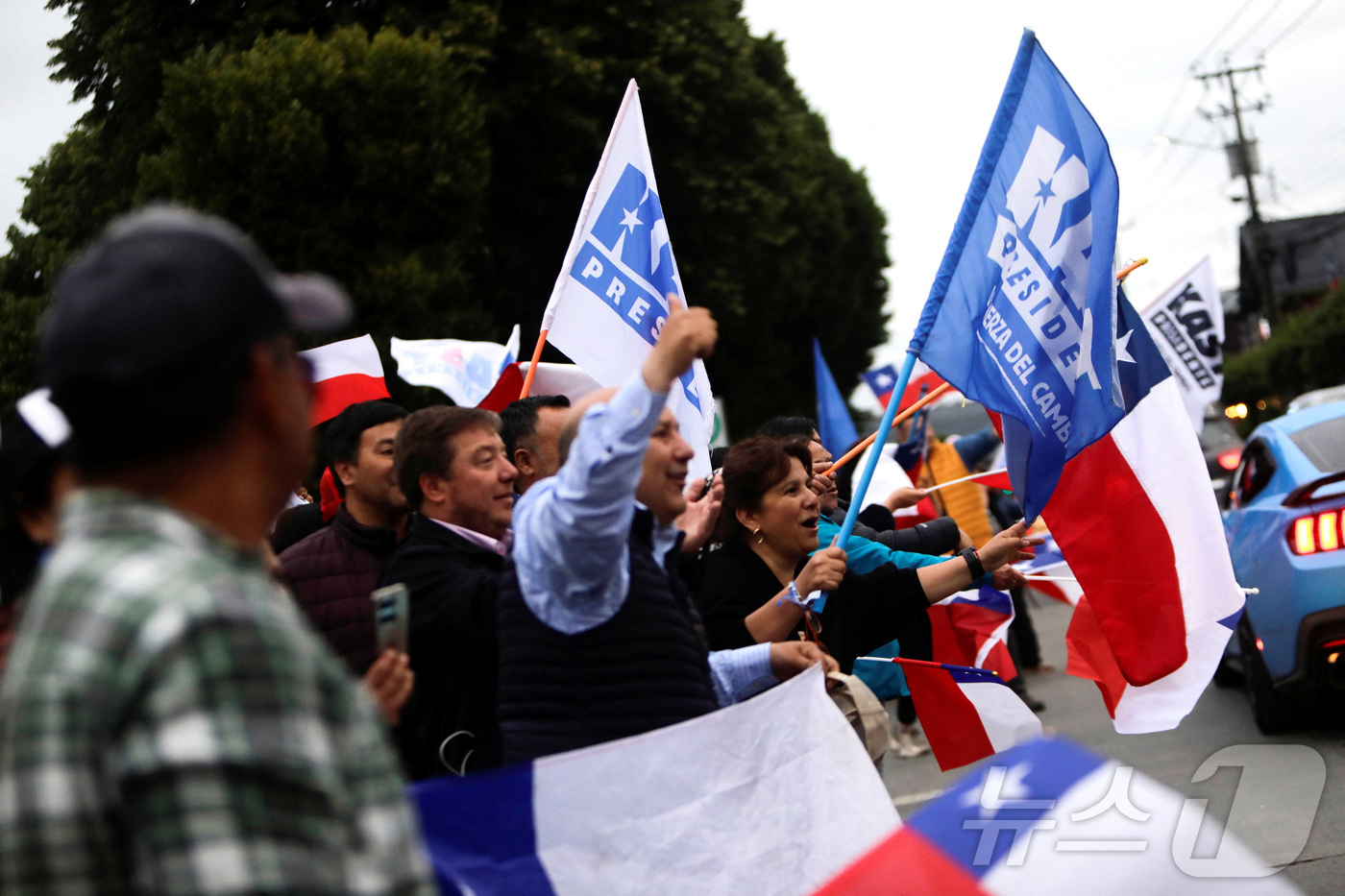 (칠로에 로이터=뉴스1) 강민경 기자 = 칠레의 극우 성향 대선후보 호세 안토니오 카스트의 지지자들이 14일 칠레 칠로에에서 환호하고 있다. 2025.12.14ⓒ 로이터=뉴스1