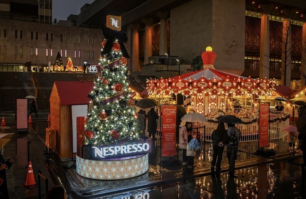 네스프레소, 2025 광화문 마켓서 '크리스마스 트리' 설치