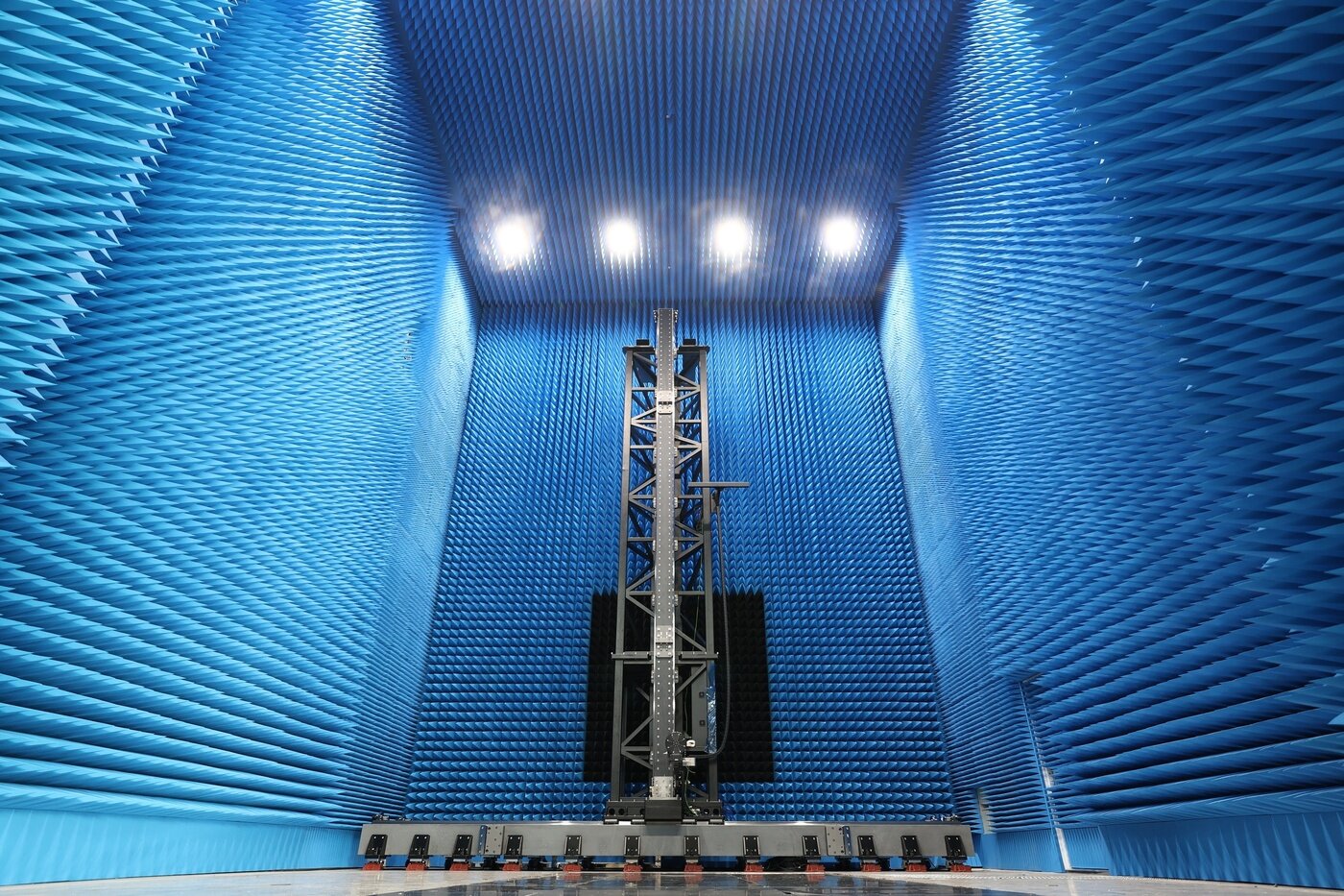 본문 이미지 - 한화시스템 구미사업장 제조동에 위치한 근접전계시험장(챔버). (한화시스템 제공)