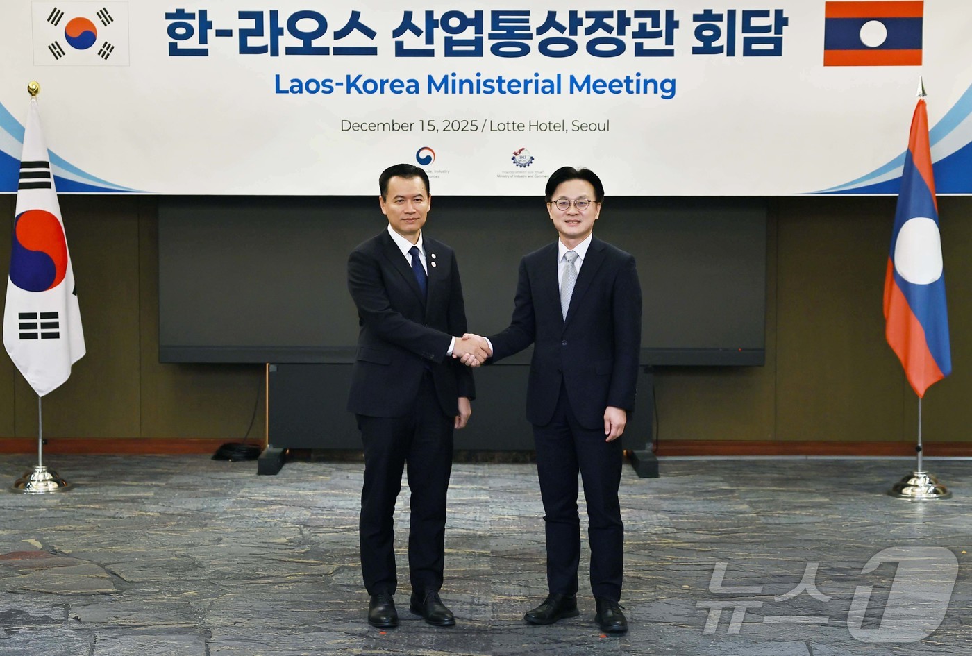 (서울=뉴스1) = 김정관 산업통상자원부 장관이 15일 오전 서울 소공동 롯데호텔에서 열린 '한·라오스 산업통상장관 회담'에서 말라이통 꼼마싯 라오스 산업통상부 장관과 기념 촬영하 …