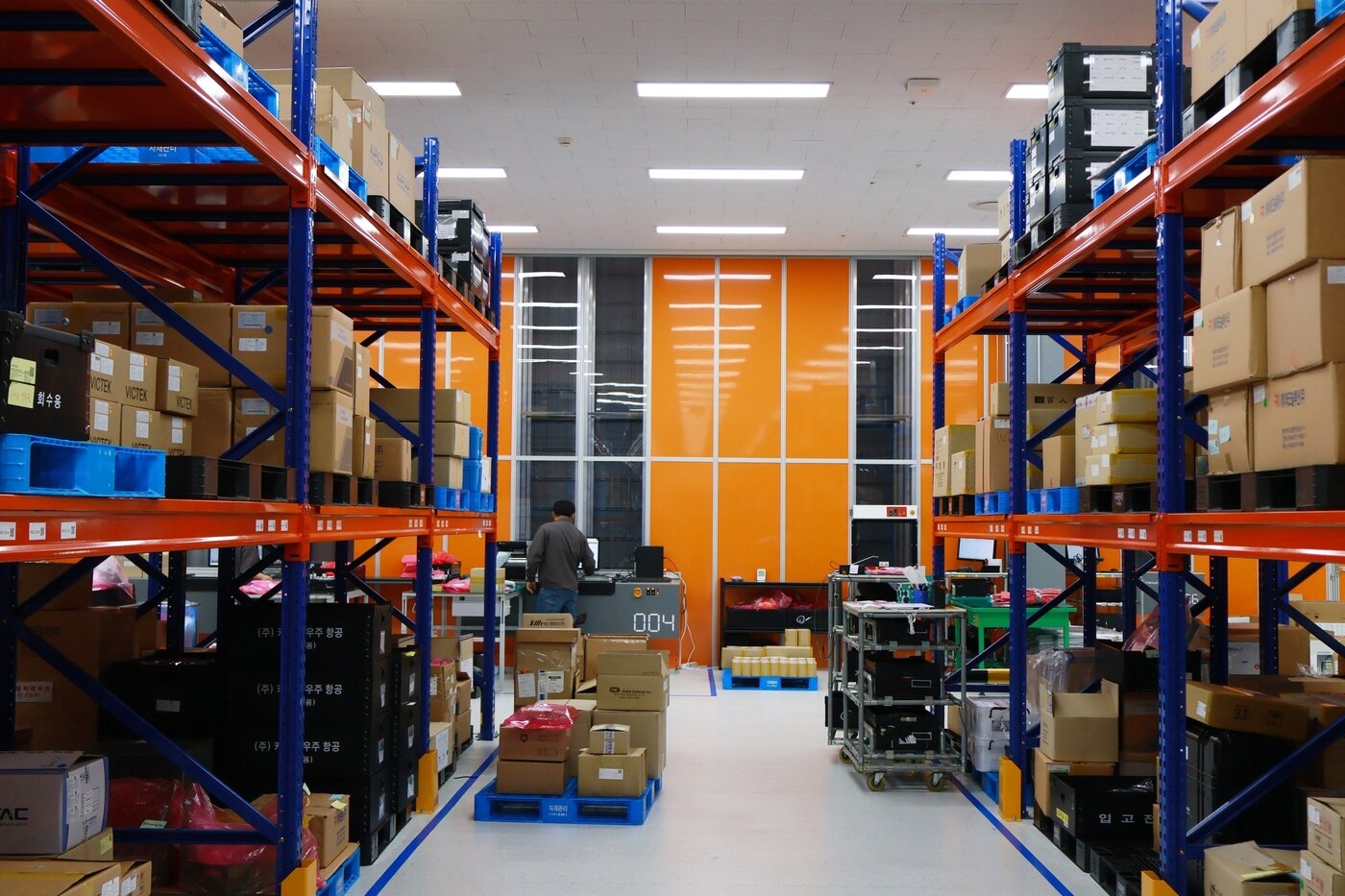 본문 이미지 - 한화시스템 제조동에 위치한 약 700평 규모의 자재관리실. (한화시스템 제공)