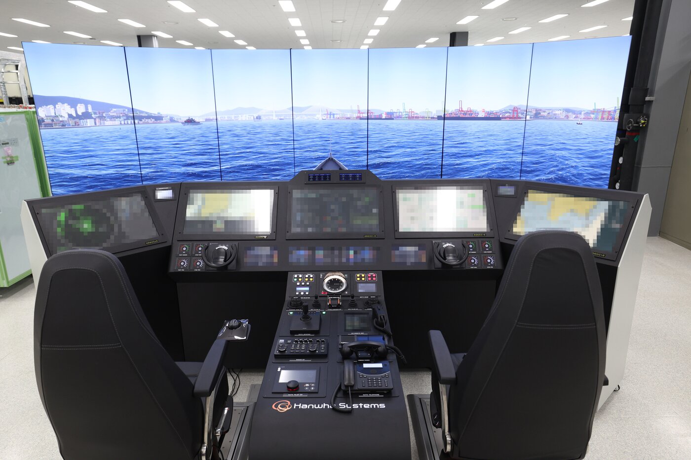 본문 이미지 - 한화시스템의 콕핏형 통합함교체계(IBS). (한화시스템 제공)