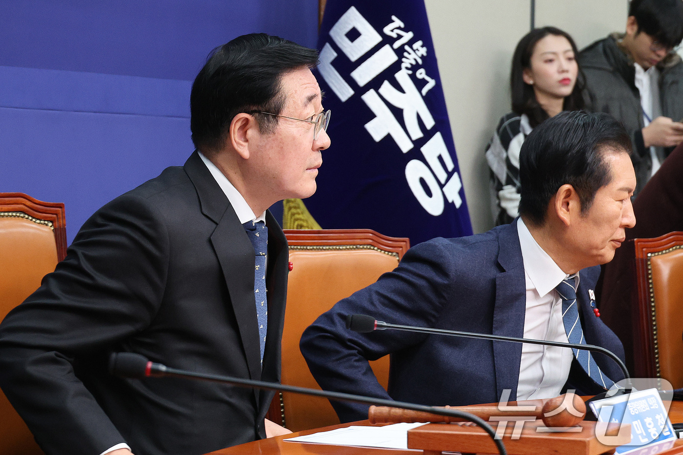 (서울=뉴스1) 신웅수 기자 = 정청래 더불어민주당 대표와 민홍철 중앙위원회 의장이 15일 서울 여의도 국회에서 열린 중앙위원회에 참석하고 있다. 2025.12.15/뉴스1