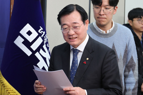 중앙위원회 참석하는 민홍철 의장