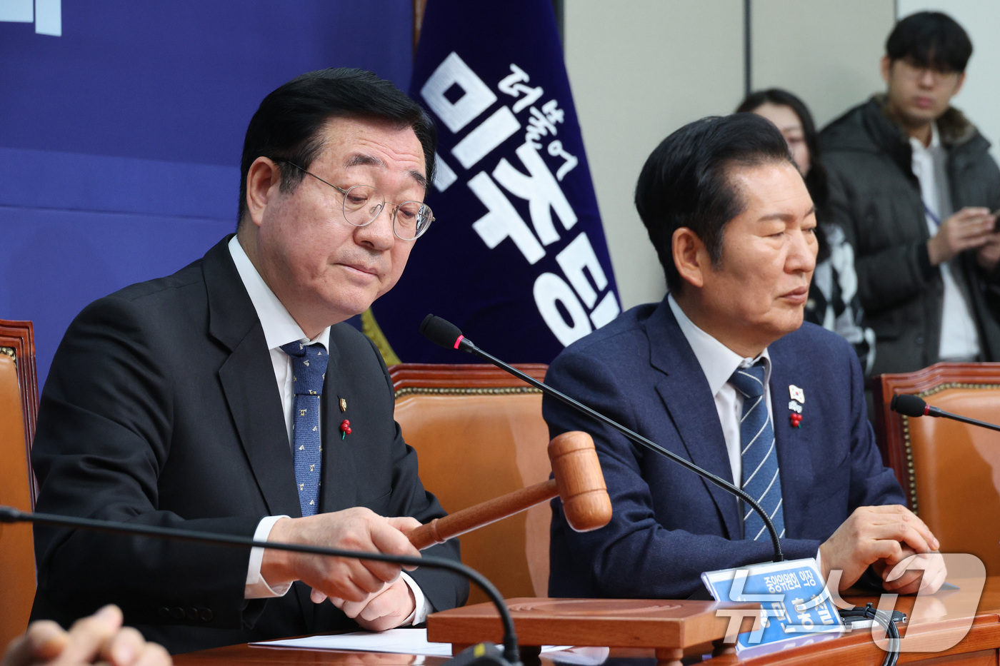 (서울=뉴스1) 신웅수 기자 = 민홍철 더불어민주당 중앙위원회 의장이 15일 서울 여의도 국회에서 열린 중앙위원회에서 의사봉을 두드리고 있다. 2025.12.15/뉴스1