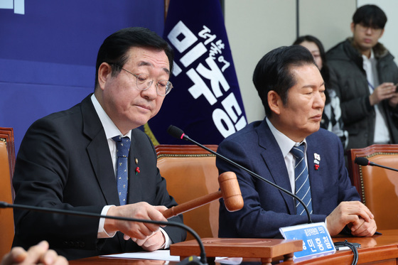 중앙위원회 개의하는 민홍철 의장