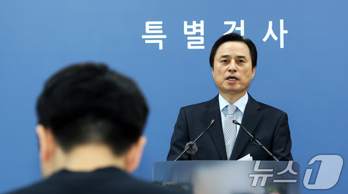 (서울=뉴스1) 박지혜 기자 = 조은석 특검이 15일 서울 서초구 서울고검에서 윤석열 전 대통령의 비상계엄 선포 동기와 최초 준비 시점 등을 포함한 수사 결과를 발표하고 있다. ( …