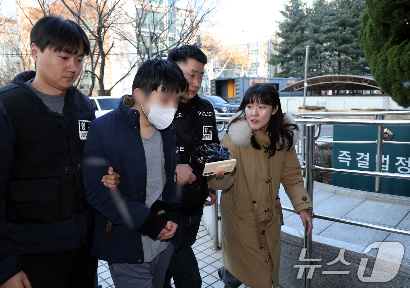 (서울=뉴스1) 황기선 기자 = 어머니를 무차별 폭행해 숨지게 한 20대 이 모씨가 15일 오전 서울 양천구 서울남부지방법원에서 열린 구속 전 피의자 심문(영장실질심사)에 출석하고 …