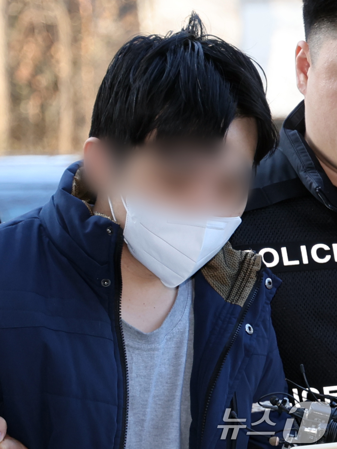 (서울=뉴스1) 황기선 기자 = 어머니를 무차별 폭행해 숨지게 한 20대 이 모씨가 15일 오전 서울 양천구 서울남부지방법원에서 열린 구속 전 피의자 심문(영장실질심사)에 출석하고 …