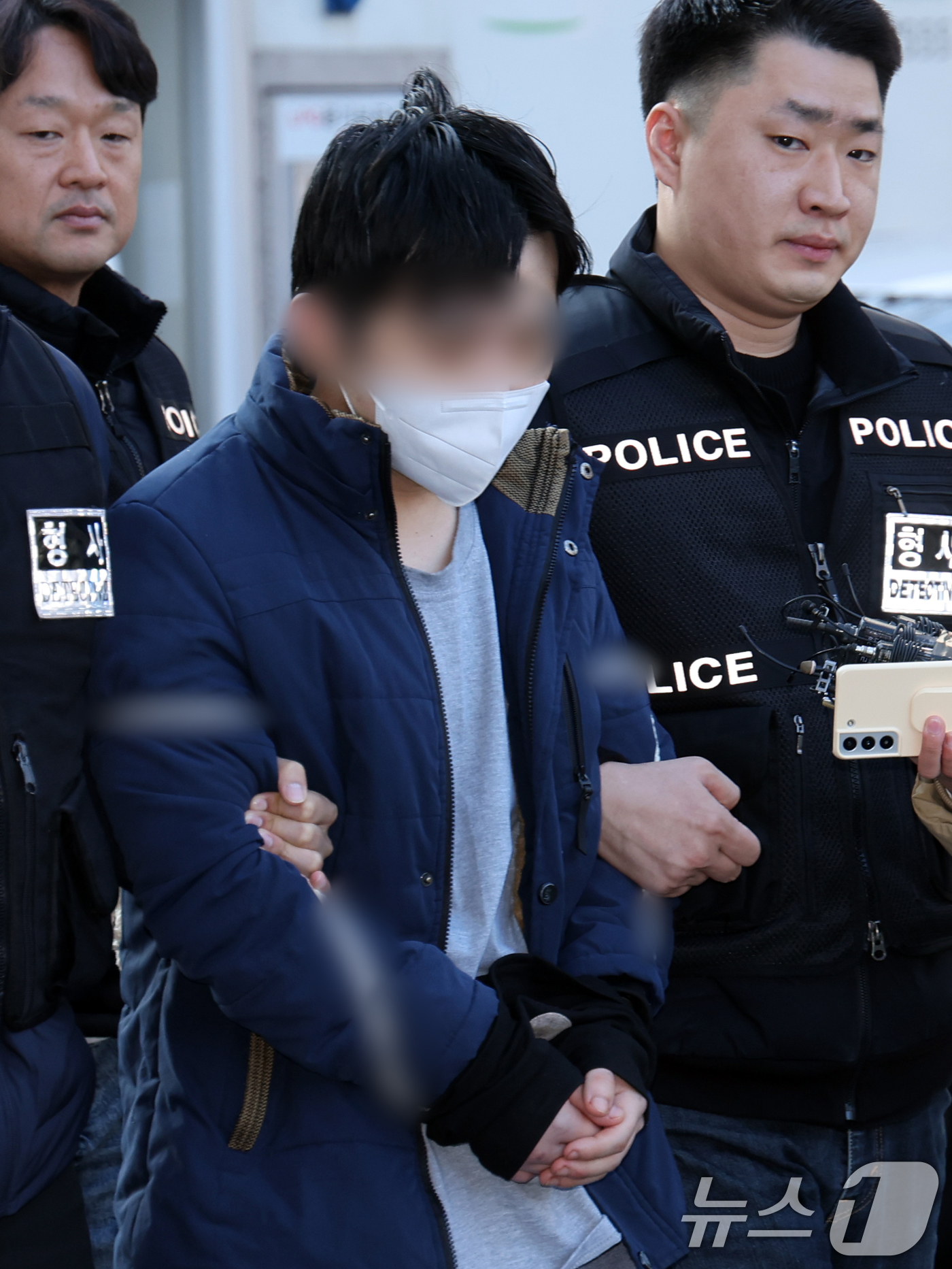 (서울=뉴스1) 황기선 기자 = 어머니를 무차별 폭행해 숨지게 한 20대 이 모씨가 15일 오전 서울 양천구 서울남부지방법원에서 열린 구속 전 피의자 심문(영장실질심사)에 출석하고 …