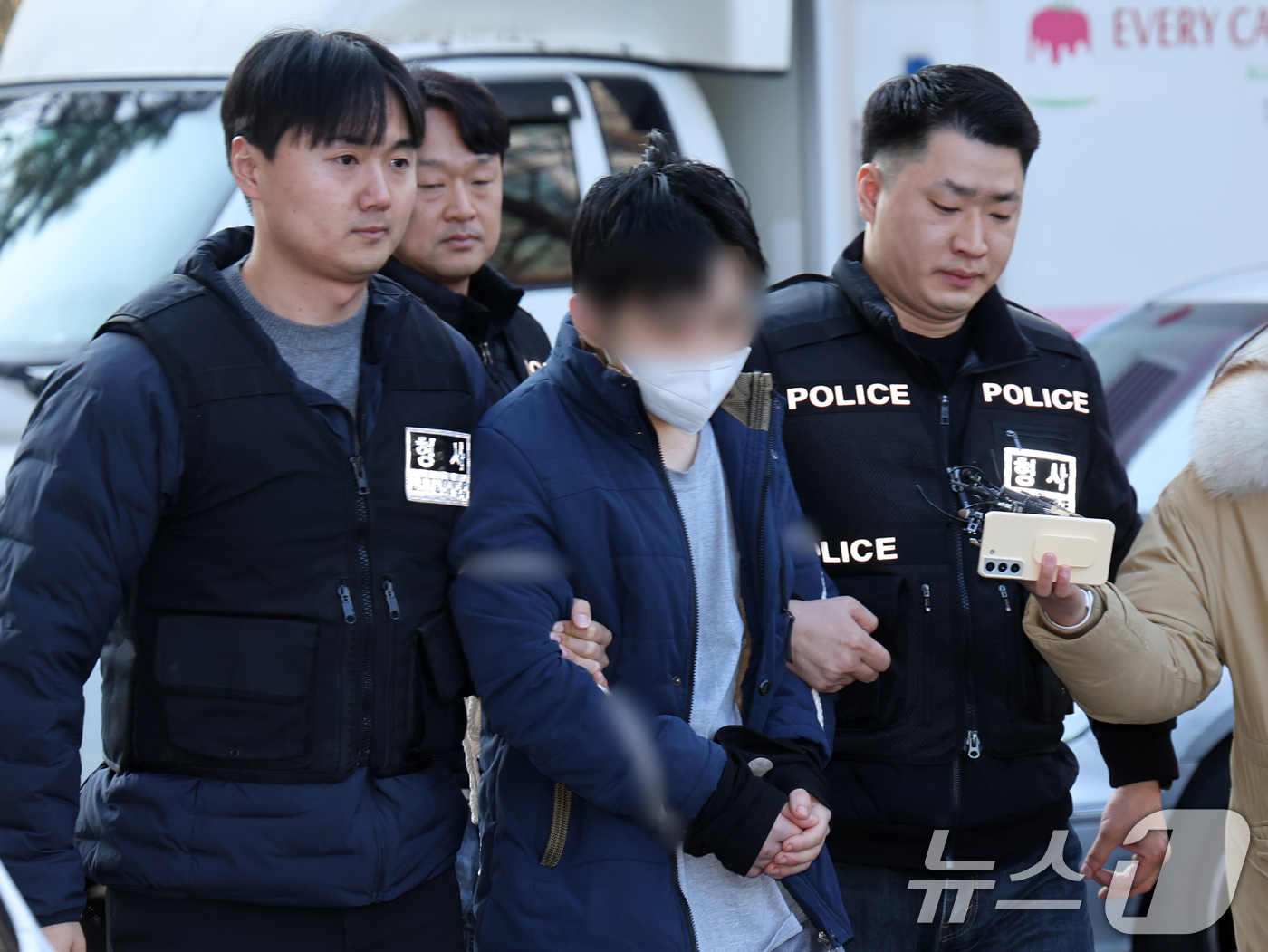 (서울=뉴스1) 황기선 기자 = 어머니를 무차별 폭행해 숨지게 한 20대 이 모씨가 15일 오전 서울 양천구 서울남부지방법원에서 열린 구속 전 피의자 심문(영장실질심사)에 출석하고 …