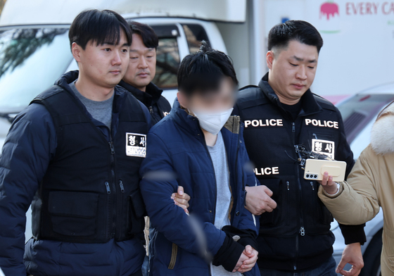 모친 존속살해 혐의 피의자 영장심사 출석