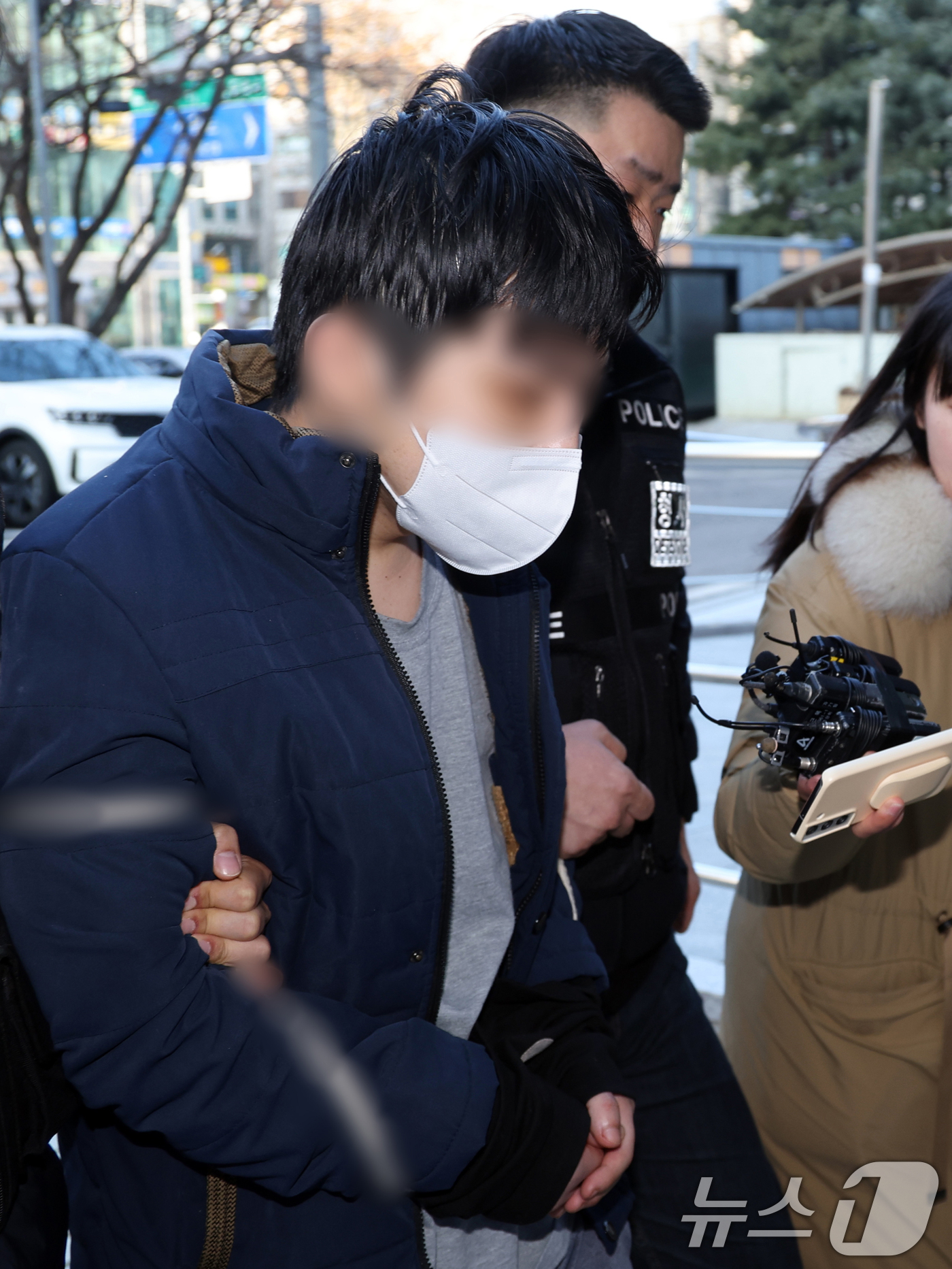 (서울=뉴스1) 황기선 기자 = 어머니를 무차별 폭행해 숨지게 한 20대 이 모씨가 15일 오전 서울 양천구 서울남부지방법원에서 열린 구속 전 피의자 심문(영장실질심사)에 출석하고 …