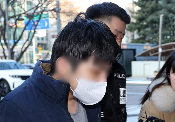 영장심사 출석하는 모친 존속살해 혐의 피의자