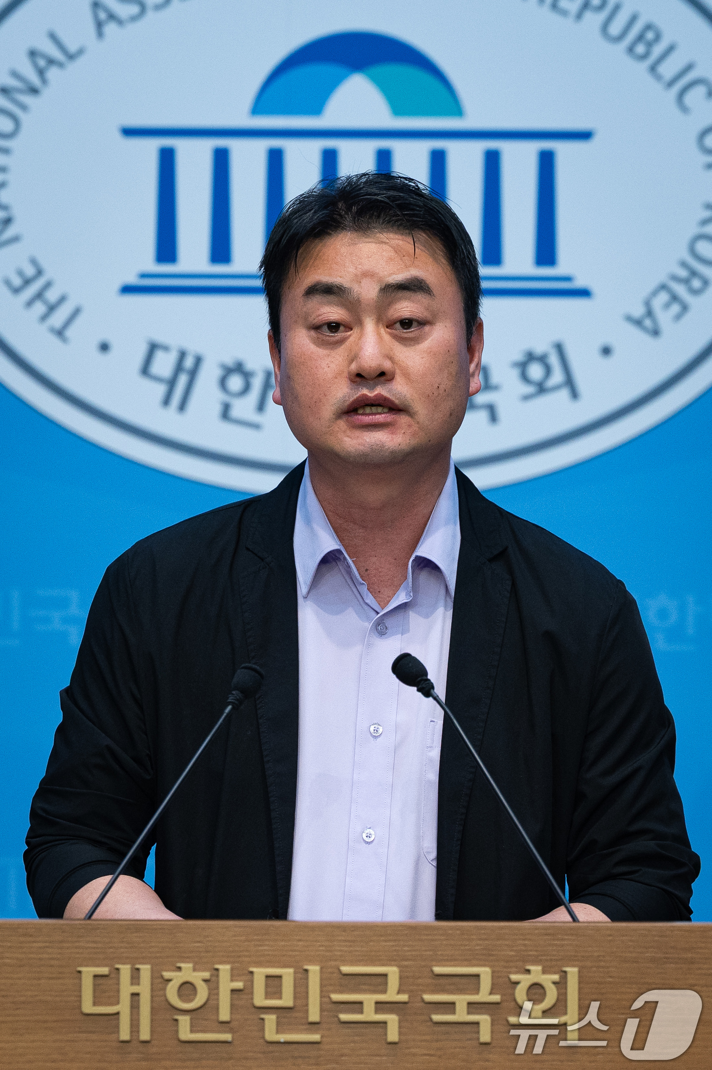 (서울=뉴스1) 유승관 기자 = 홍성규 진보당 대변인이 15일 서울 여의도 국회 소통관에서 현안 브리핑을 하고 있다. 2025.12.15/뉴스1