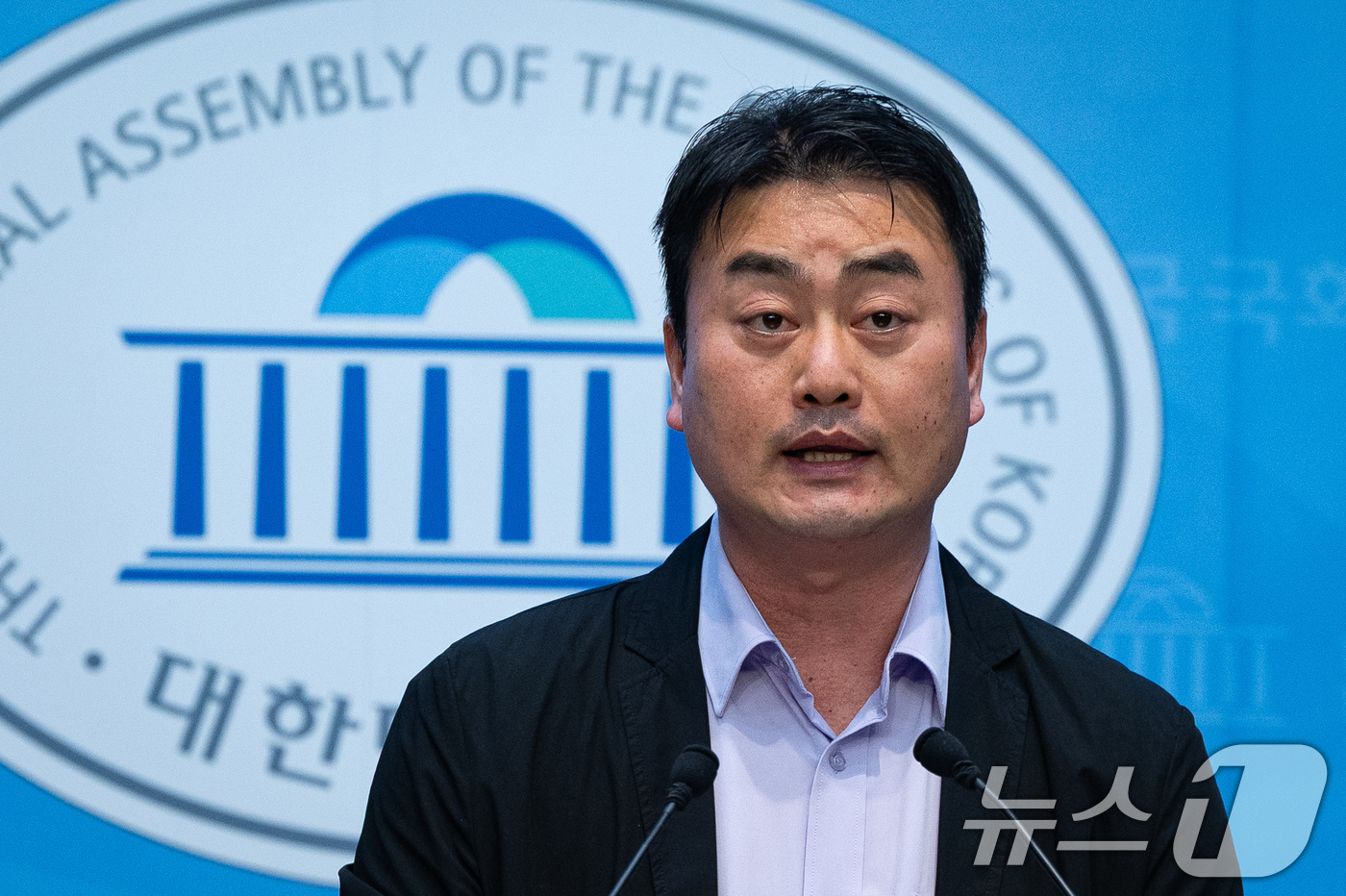 (서울=뉴스1) 유승관 기자 = 홍성규 진보당 대변인이 15일 서울 여의도 국회 소통관에서 현안 브리핑을 하고 있다. 2025.12.15/뉴스1