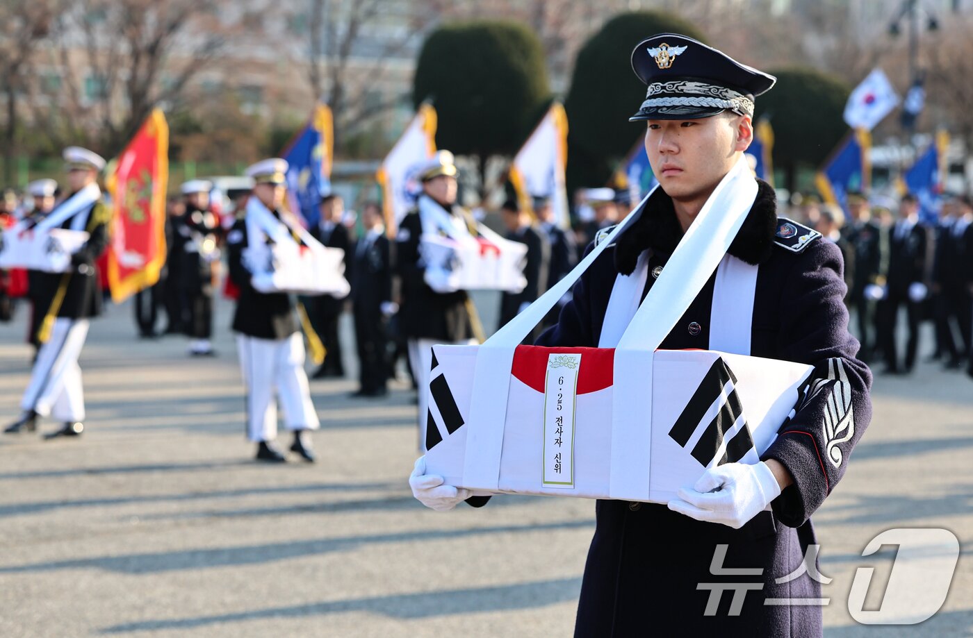 본문 이미지 - 15일 오전 서울 동작구 국립서울현충원 현충관에서 엄수된 2025년 6·25 전사자 합동봉안식에서 장병들이 영현 봉송을 하고 있다. 2025.12.15/뉴스1 ⓒ News1 김도우 기자
