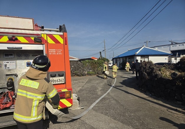 '좁은 제주도 마을 안길에 불이 나면?'…간이 연결송수관 설치