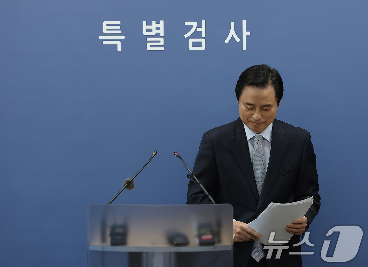 (서울=뉴스1) 박지혜 기자 = 조은석 특별검사가 15일 서울 서초구 서울고검에서 12·3 비상계엄 사태 관련 내란·외환 사건 최종 수사 결과 브리핑을 마치고 인사하고 있다. (공 …