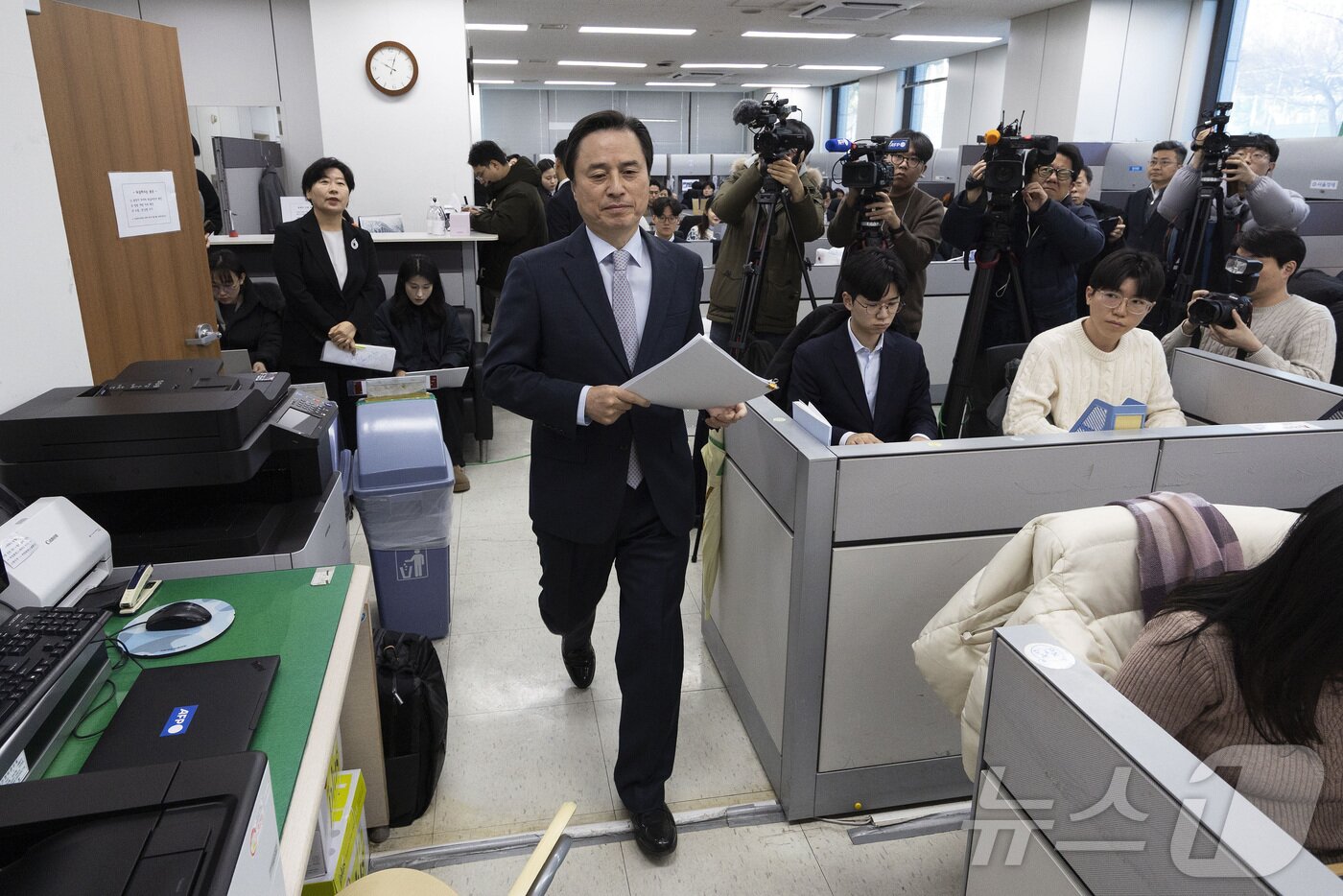 본문 이미지 - 12·3 비상계엄 관련 내란·외환 의혹을 수사했던 내란 특검팀의 조은석 특별검사가 15일 오전 서울 서초구 고등검찰청에서 180일간의 수사 기간을 마치고 최종 수사 결과를 발표하기 위해 브리핑룸으로 들어서고 있다. (공동취재) 2025.12.15/뉴스1 ⓒ News1 박지혜 기자