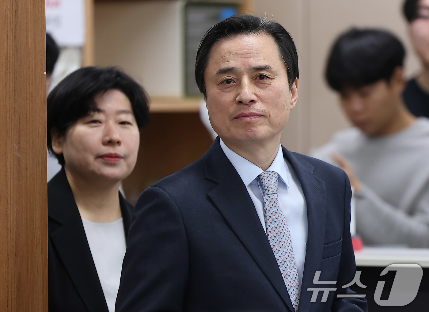 (서울=뉴스1) 박지혜 기자 = 조은석 특별검사가 15일 서울 서초구 서울고검에서 12·3 비상계엄 사태 관련 내란·외환 사건 최종 수사 결과를 발표하기 위해 기자실로 들어서고 있 …