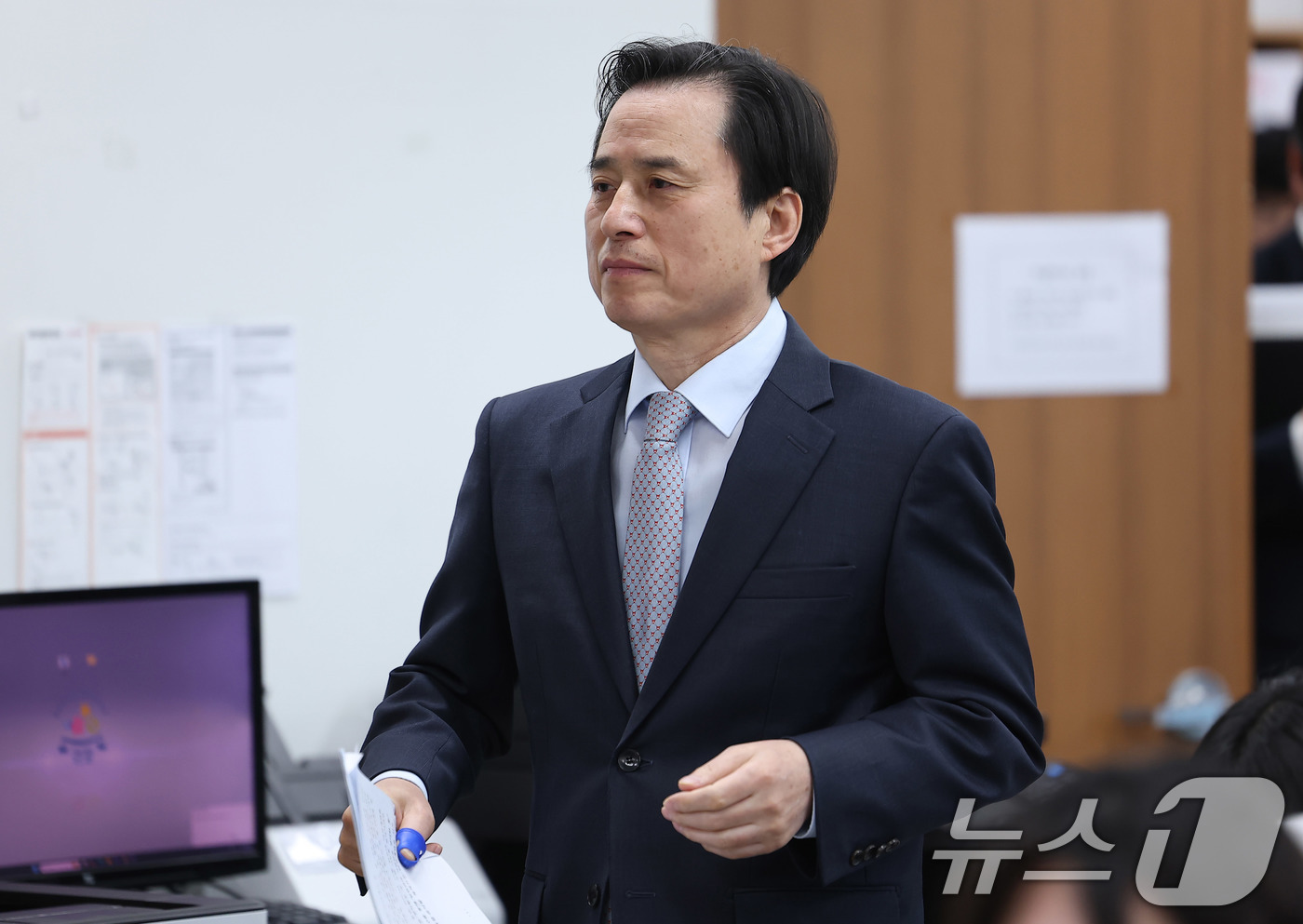 (서울=뉴스1) 박지혜 기자 = 조은석 특별검사가 15일 서울 서초구 서울고검에서 12·3 비상계엄 사태 관련 내란·외환 사건 최종 수사 결과를 발표하기 위해 기자실로 들어서고 있 …