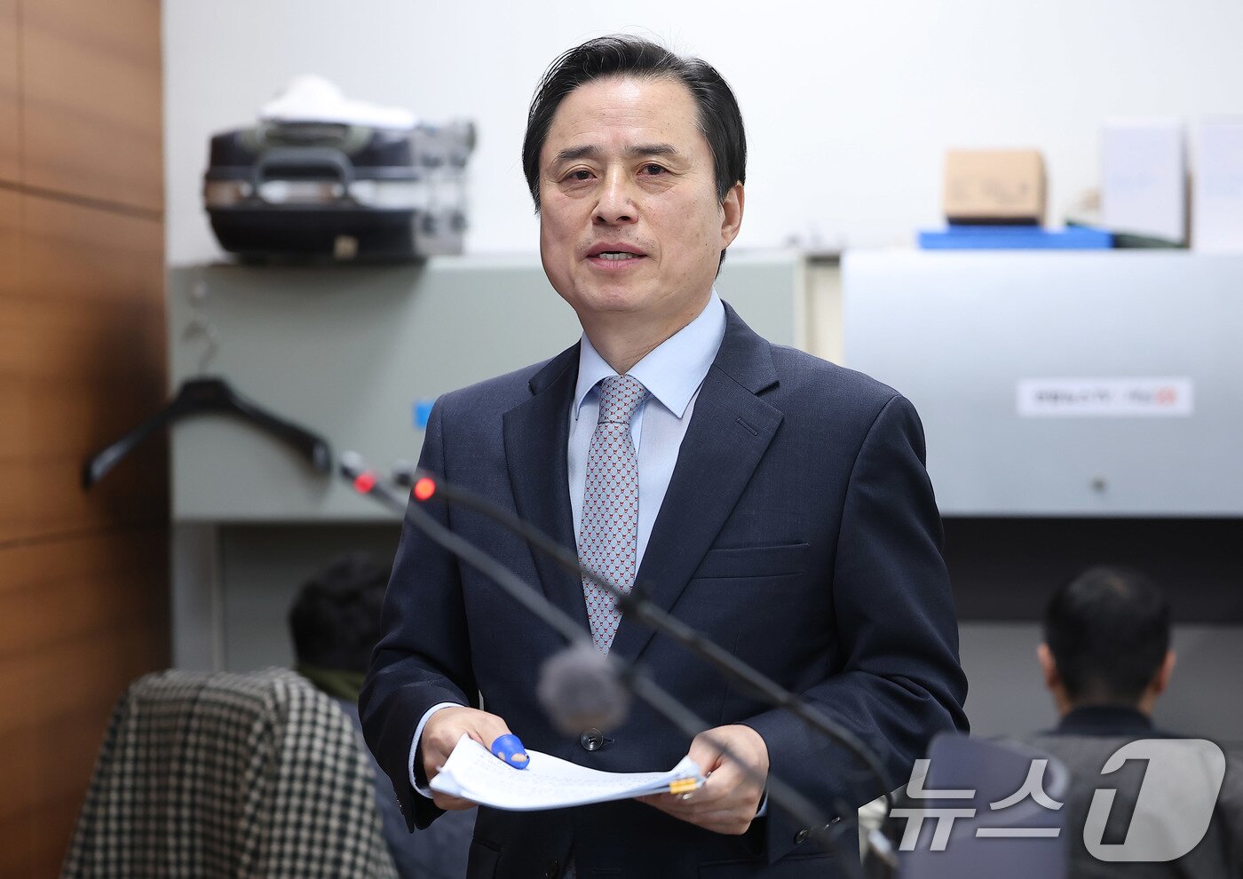 본문 이미지 - 조은석 특별검사가 15일 서울 서초구 서울고검에서 12·3 비상계엄 사태 관련 내란·외환 사건 최종 수사 결과를 발표하기 위해 기자실로 들어서고 있다. (공동취재) 2025.12.15/뉴스1 ⓒ News1 박지혜 기자