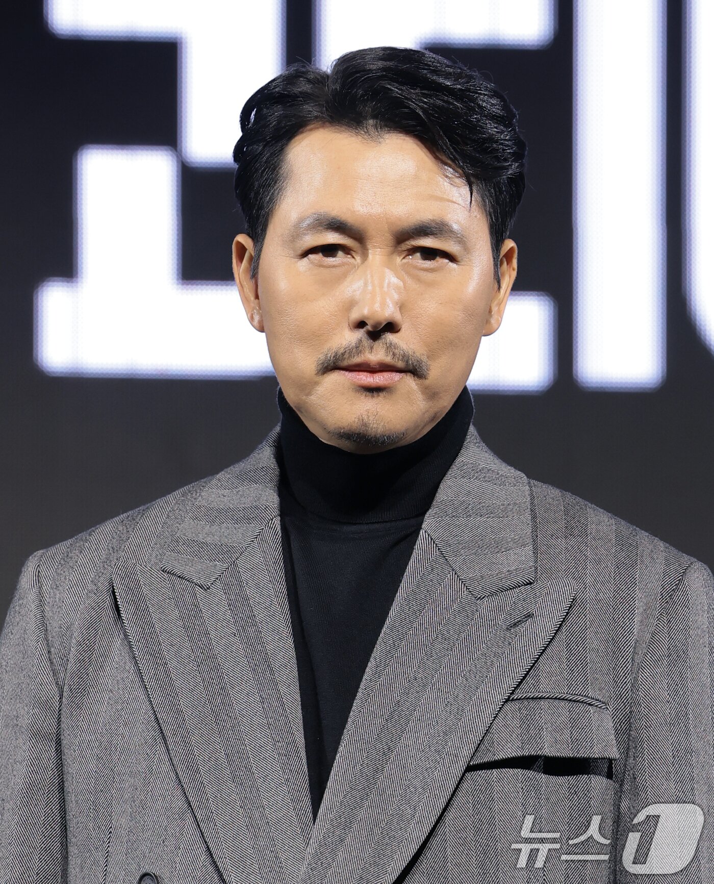 본문 이미지 - 배우 정우성이 15일 서울 강남구 그랜드 인터컨티넨탈 파르나스에서 진행된 디즈니+ 오리지널 시리즈 '메이드 인 코리아' 제작발표회에 참석해 포즈를 취하고 있다. ⓒ News1 권현진 기자