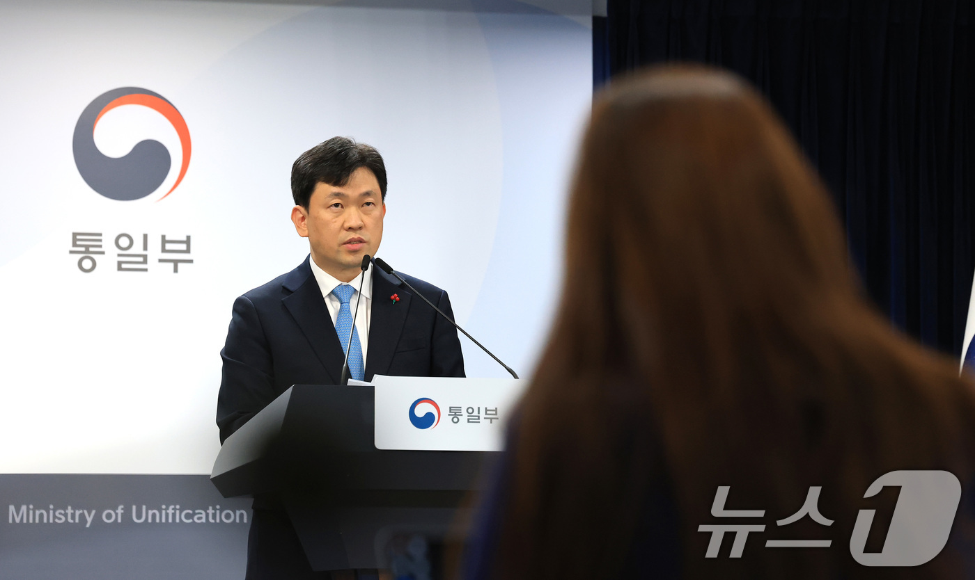 (서울=뉴스1) 임세영 기자 = 윤민호 통일부 대변인이 15일 서울 종로구 정부서울청사 브리핑실에서 정례브리핑을 하고 있다. 2025.12.15/뉴스1