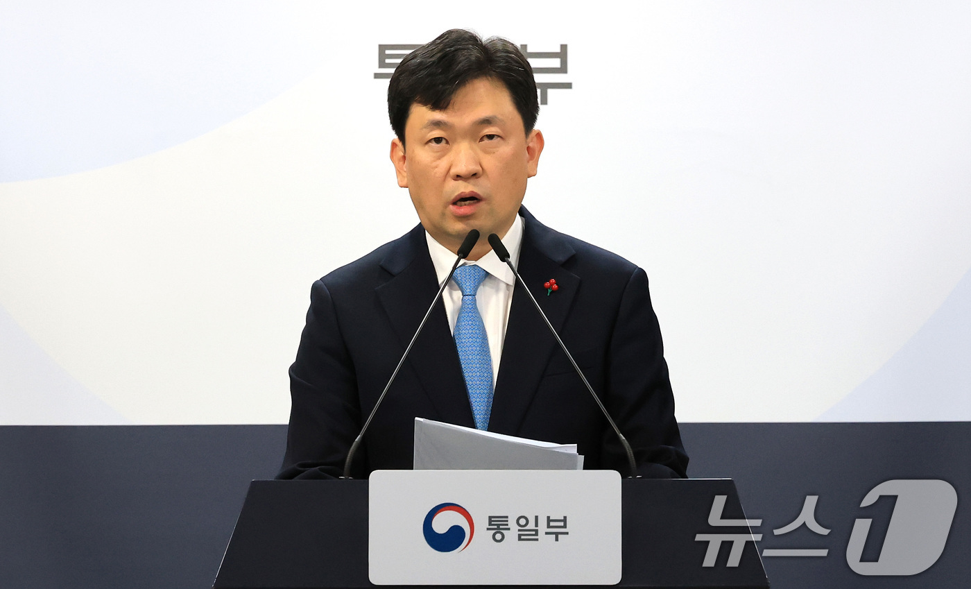 (서울=뉴스1) 임세영 기자 = 윤민호 통일부 대변인이 15일 서울 종로구 정부서울청사 브리핑실에서 정례브리핑을 하고 있다. 2025.12.15/뉴스1