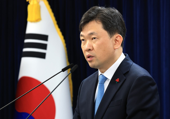 브리핑하는 윤민호 통일부 대변인