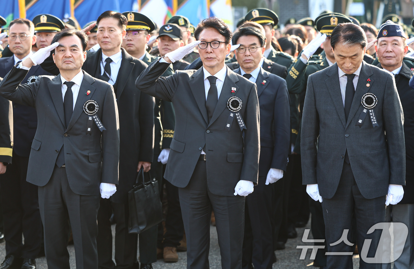 (서울=뉴스1) 김도우 기자 = 김민석 국무총리, 안규백 국방부 장관, 권오을 국가보훈부 장관이 15일 오전 서울 동작구 국립서울현충원 현충관에서 엄수된 2025년 6·25 전사자 …