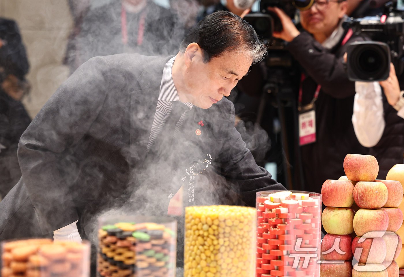 (서울=뉴스1) 김도우 기자 = 권오을 국가보훈부 장관이 15일 오전 서울 동작구 국립서울현충원 현충관에서 엄수된 2025년 6·25 전사자 합동봉안식에서 헌화하고 있다. 2025 …