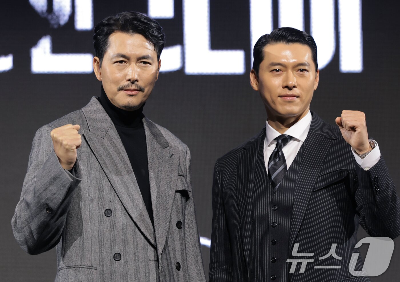 본문 이미지 - 배우 현빈과 정우성(오른쪽)이 15일 서울 강남구 그랜드 인터컨티넨탈 파르나스에서 진행된 디즈니+ 오리지널 시리즈 '메이드 인 코리아' 제작발표회에 참석해 파이팅을 외치고 있다. ⓒ News1 권현진 기자