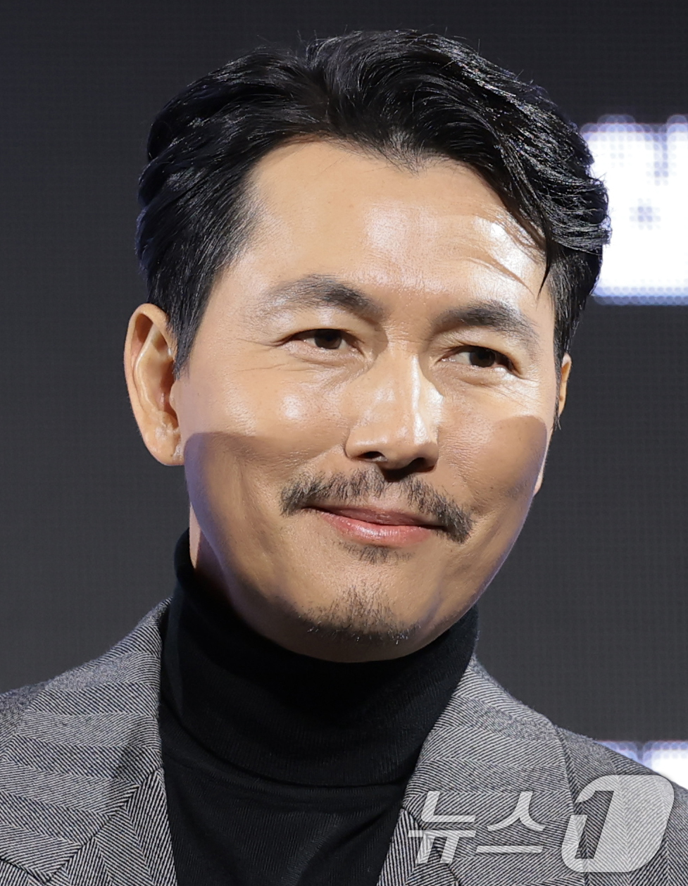 (서울=뉴스1) 권현진 기자 = 배우 정우성이 15일 서울 강남구 그랜드 인터컨티넨탈 파르나스에서 진행된 디즈니+ 오리지널 시리즈 '메이드 인 코리아' 제작발표회에 참석해 포즈를 …