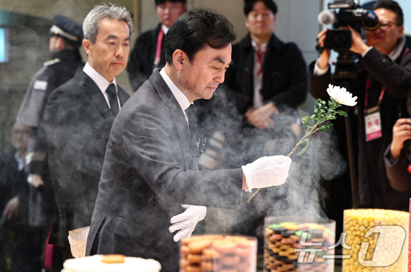 (서울=뉴스1) 김도우 기자 = 안규백 국방부 장관이 15일 오전 서울 동작구 국립서울현충원 현충관에서 엄수된 2025년 6·25 전사자 합동봉안식에서 헌화하고 있다. 2025.1 …