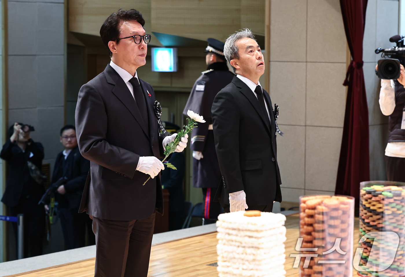 (서울=뉴스1) 김도우 기자 = 김민석 국무총리가 15일 오전 서울 동작구 국립서울현충원 현충관에서 엄수된 2025년 6·25 전사자 합동봉안식에서 헌화하고 있다. 2025.12. …