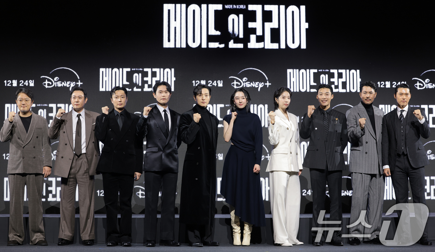 (서울=뉴스1) 권현진 기자 = 우민호 감독(왼쪽부터)과 배우 박용우, 노재원, 강길우, 정성일, 원지안, 서은수, 우도환, 정우성, 현빈이이 15일 서울 강남구 그랜드 인터컨티넨 …