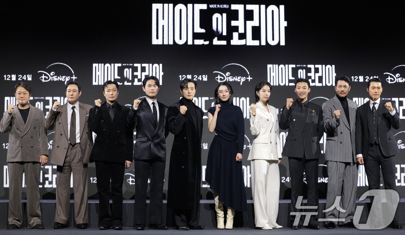 본문 이미지 - 우민호 감독(왼쪽부터)과 배우 박용우, 노재원, 강길우, 정성일, 원지안, 서은수, 우도환, 정우성, 현빈이이 15일 서울 강남구 그랜드 인터컨티넨탈 파르나스에서 진행된 디즈니+ 오리지널 시리즈 '메이드 인 코리아' 제작발표회에 참석해 포즈를 취하고 있다. ⓒ News1 권현진 기자