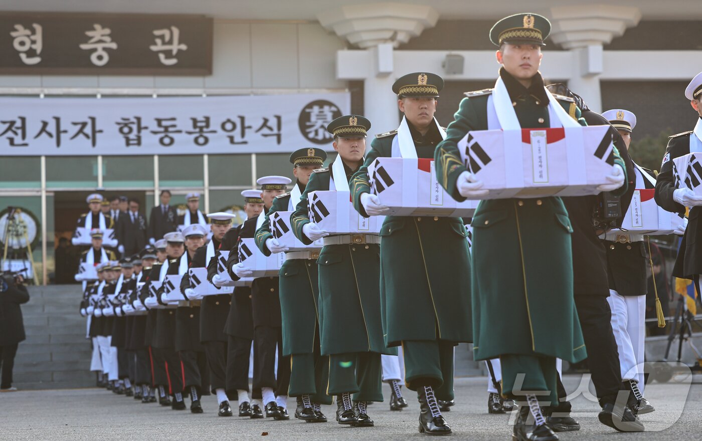 본문 이미지 - 15일 오전 서울 동작구 국립서울현충원 현충관에서 엄수된 2025년 6·25 전사자 합동봉안식에서 장병들이 영현 봉송을 하고 있다. 2025.12.15/뉴스1 ⓒ News1 김도우 기자