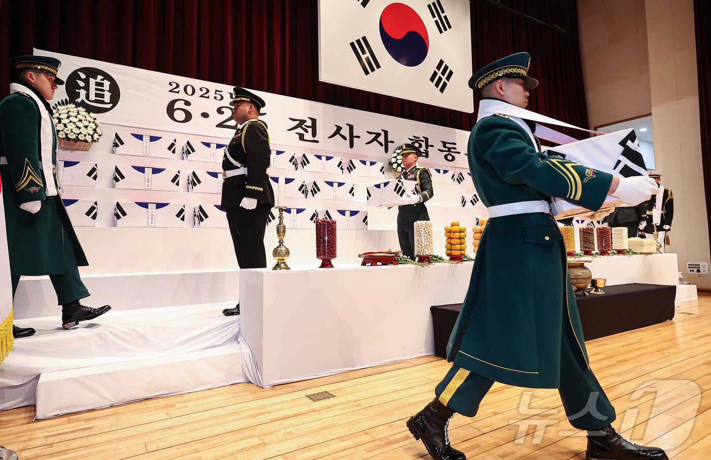 본문 이미지 - 15일 오전 서울 동작구 국립서울현충원 현충관에서 엄수된 2025년 6·25 전사자 합동봉안식에서 장병들이 영현 봉송을 하고 있다. 2025.12.15/뉴스1 ⓒ News1 김도우 기자