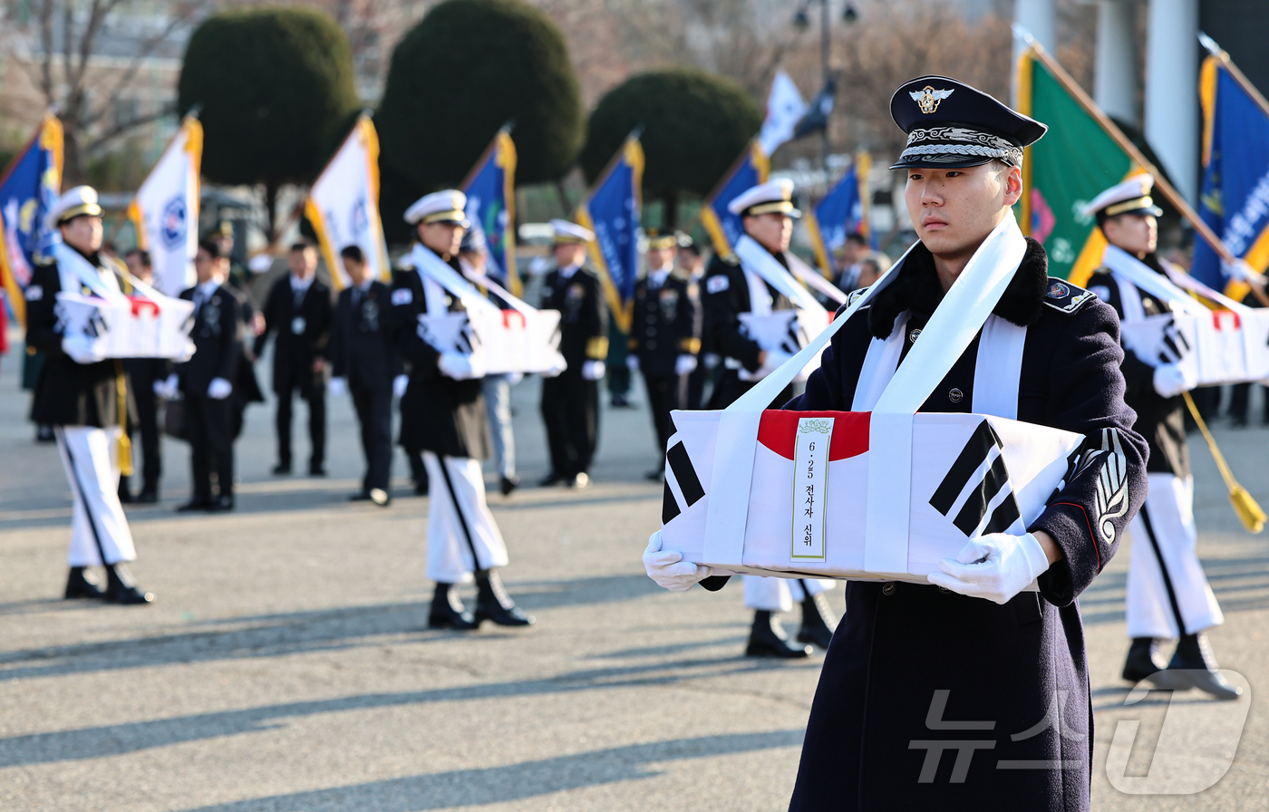 (서울=뉴스1) 김도우 기자 = 15일 오전 서울 동작구 국립서울현충원 현충관에서 엄수된 2025년 6·25 전사자 합동봉안식에서 장병들이 영현 봉송을 하고 있다. 2025.12. …