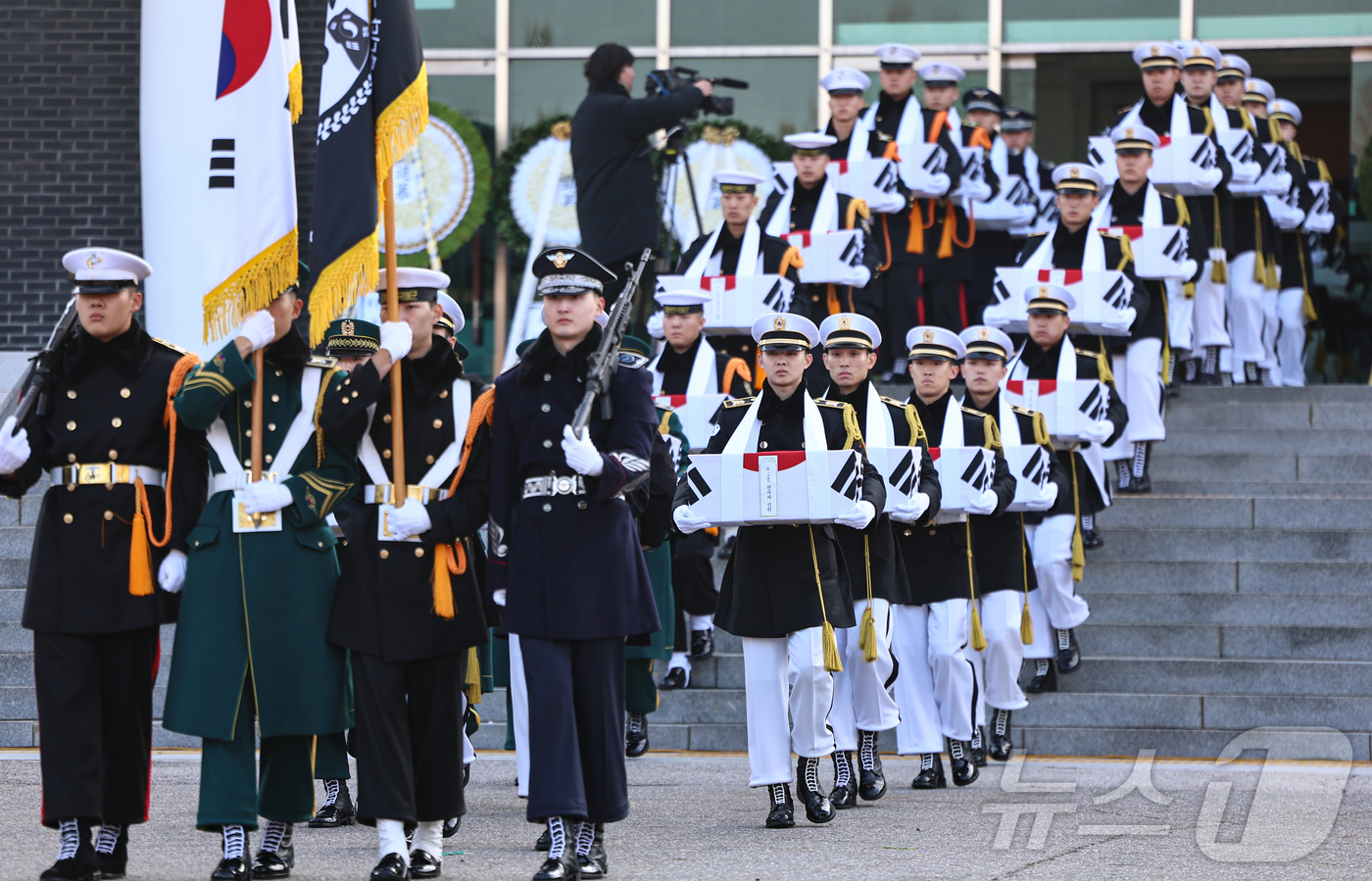 (서울=뉴스1) 김도우 기자 = 15일 오전 서울 동작구 국립서울현충원 현충관에서 엄수된 2025년 6·25 전사자 합동봉안식에서 장병들이 영현 봉송을 하고 있다. 2025.12. …