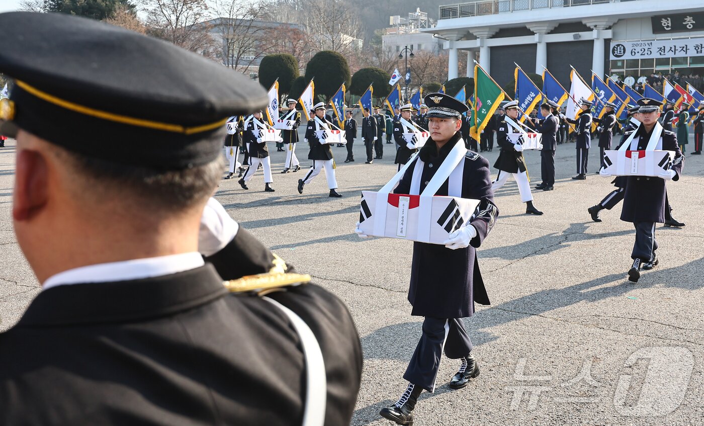 본문 이미지 - 15일 오전 서울 동작구 국립서울현충원 현충관에서 엄수된 2025년 6·25 전사자 합동봉안식에서 장병들이 영현 봉송을 하고 있다. 2025.12.15/뉴스1 ⓒ News1 김도우 기자