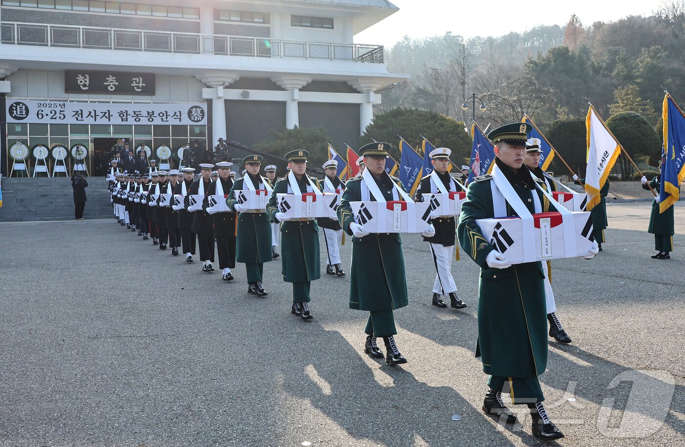 본문 이미지 - 15일 오전 서울 동작구 국립서울현충원 현충관에서 엄수된 2025년 6·25 전사자 합동봉안식에서 장병들이 영현 봉송을 하고 있다. 2025.12.15/뉴스1 ⓒ News1 김도우 기자