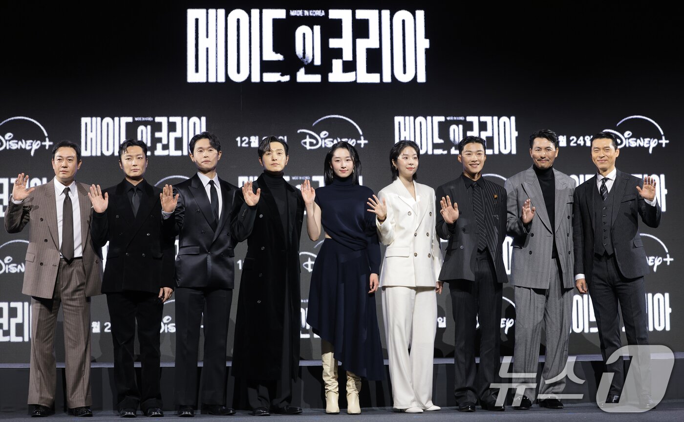 본문 이미지 - 배우 박용우(왼쪽부터)와 노재원, 강길우, 정성일, 원지안, 서은수, 우도환, 정우성, 현빈이이 15일 서울 강남구 그랜드 인터컨티넨탈 파르나스에서 진행된 디즈니+ 오리지널 시리즈 '메이드 인 코리아' 제작발표회에 참석해 포즈를 취하고 있다. '메이드 인 코리아'는 1970년대 혼란과 도약이 공존했던 대한민국, 국가를 수익모델로 삼아 부와 권력의 정점에 오르려는 사내 백기태(현빈 분)와 그를 끝까지 추적하는 검사 장건영(정우성 분)이 시대를 관통하는 거대한 사건들과 직면하는 이야기를 그린 작품이다, 2025.12.15/뉴스1 ⓒ News1 권현진 기자
