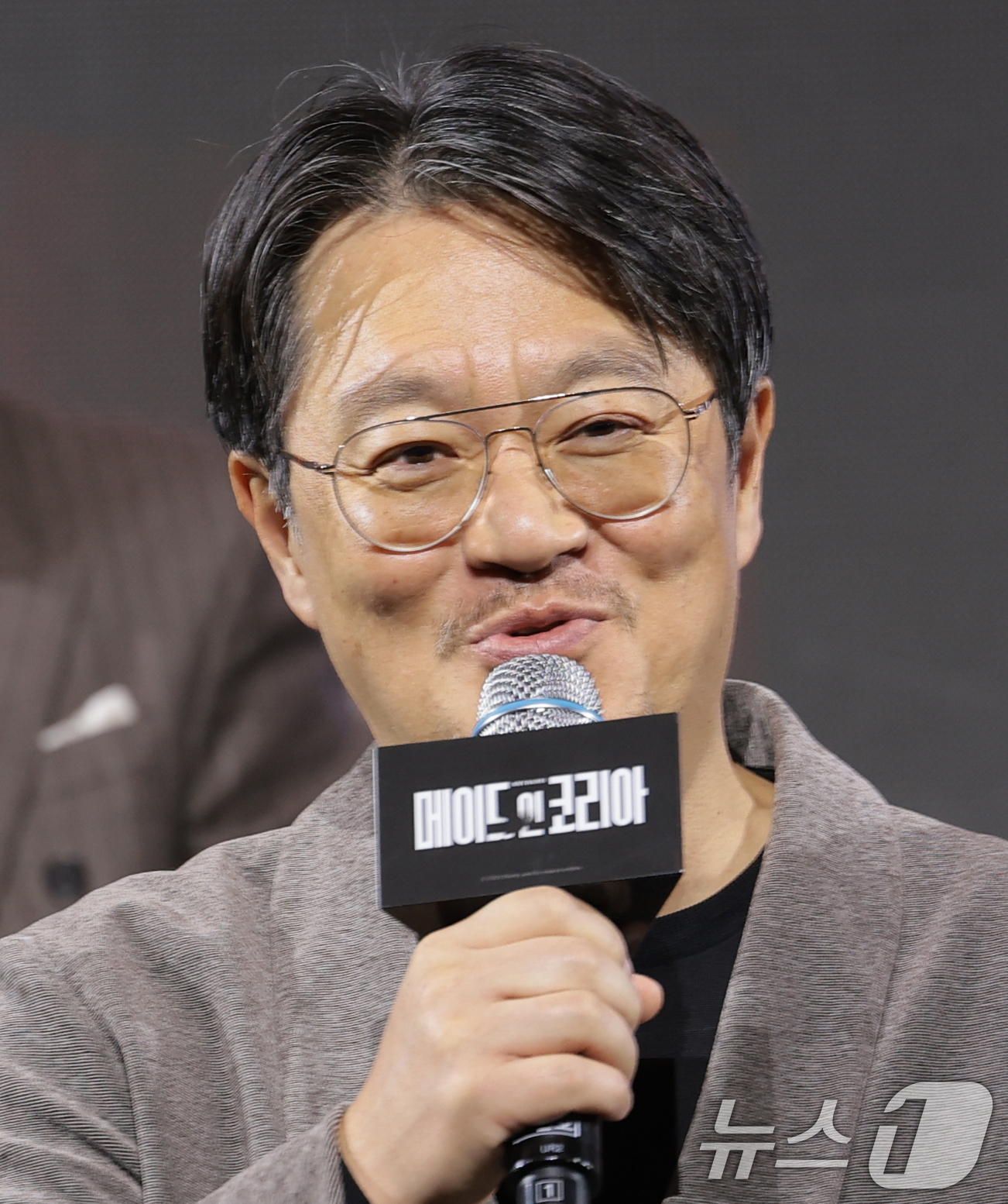 (서울=뉴스1) 권현진 기자 = 우민호 감독이 15일 서울 강남구 그랜드 인터컨티넨탈 파르나스에서 진행된 디즈니+ 오리지널 시리즈 '메이드 인 코리아' 제작발표회에 참석해 인사말을 …